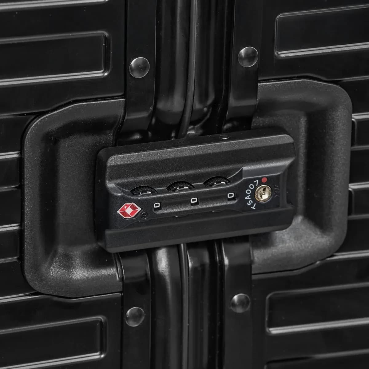 Vertica Stream Check-in Luggage - View 7